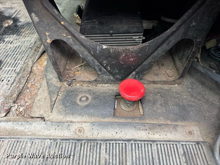 image for item DH9796 1995 International 4700 hook lift truck