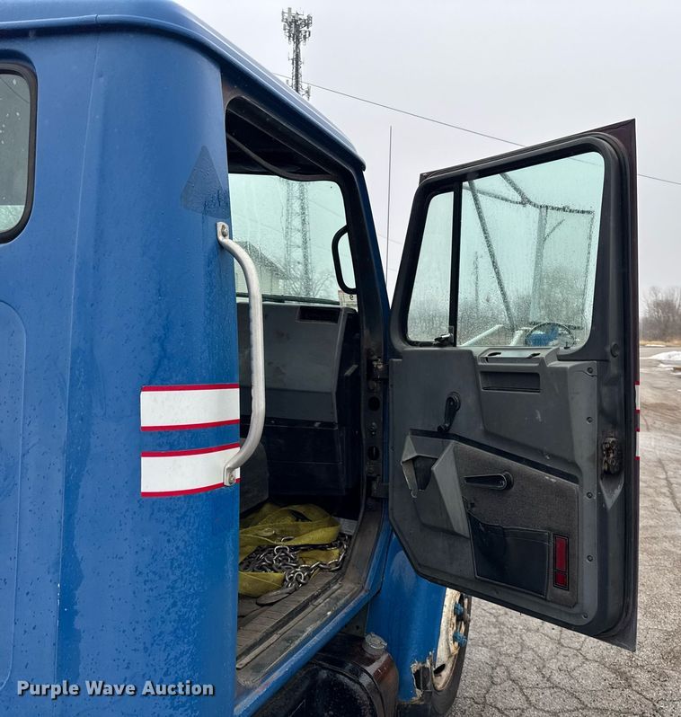 image for item DH9796 1995 International 4700 hook lift truck