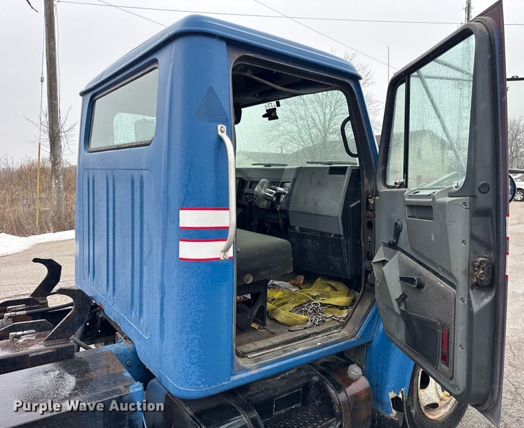 image for item DH9796 1995 International 4700 hook lift truck