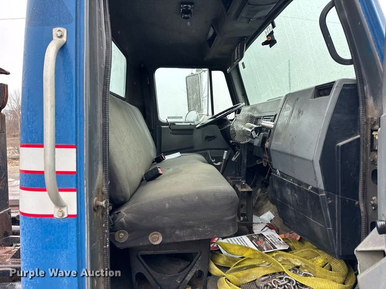 image for item DH9796 1995 International 4700 hook lift truck