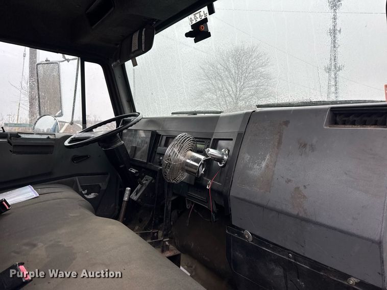 image for item DH9796 1995 International 4700 hook lift truck