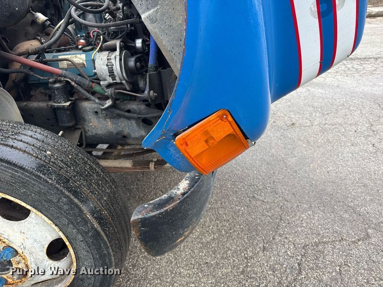 image for item DH9796 1995 International 4700 hook lift truck