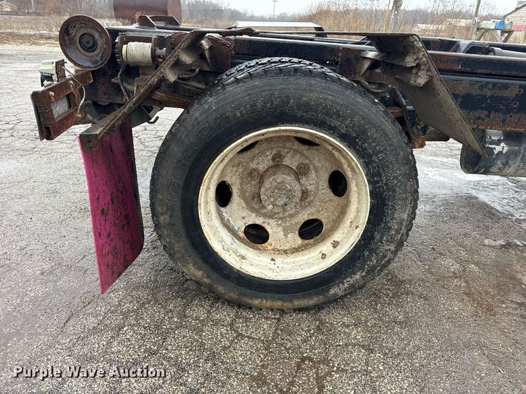 image for item DH9796 1995 International 4700 hook lift truck