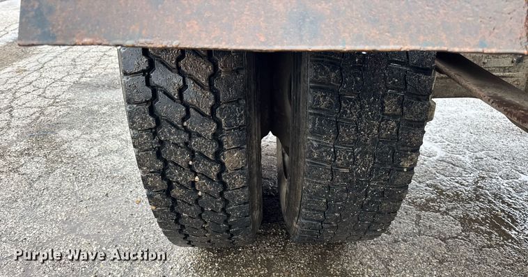 image for item DH9796 1995 International 4700 hook lift truck