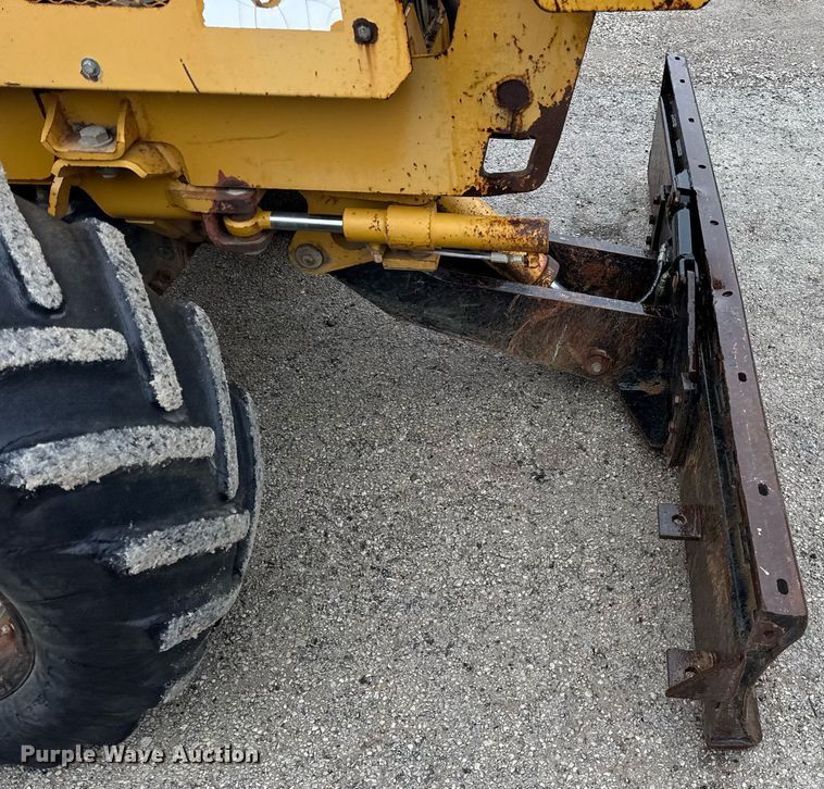 image for item DH9799 2001 Vermeer V120 trencher