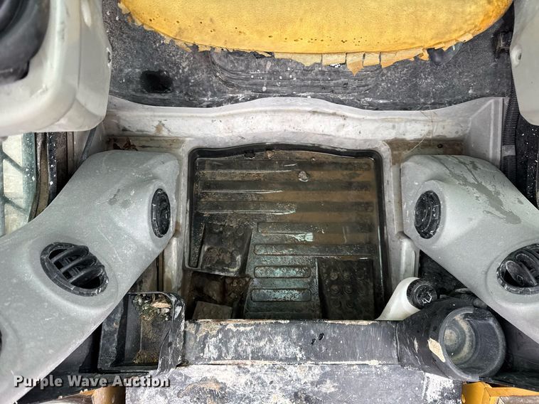 image for item DH9806 2013 Caterpillar 262C2 skid steer loader