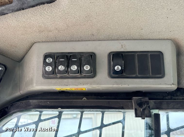 image for item DH9807 2014 Caterpillar 262D skid steer loader