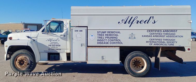 image for item DK7441 1994 Ford  F700 chipper truck
