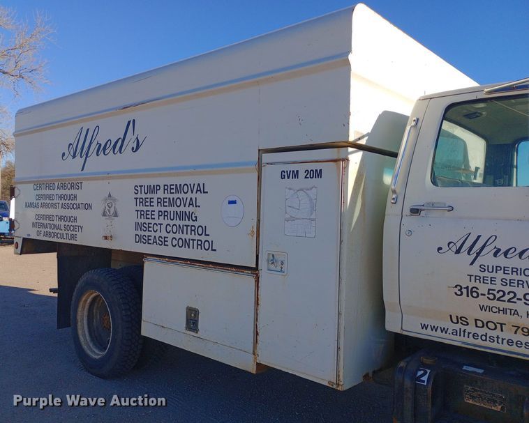 image for item DK7441 1994 Ford  F700 chipper truck