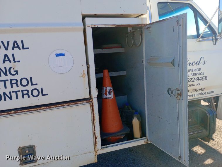 image for item DK7441 1994 Ford  F700 chipper truck