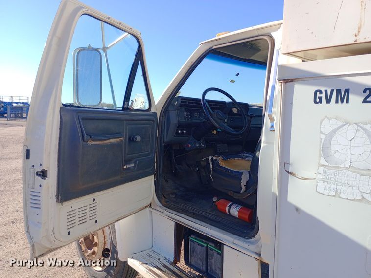 image for item DK7441 1994 Ford  F700 chipper truck