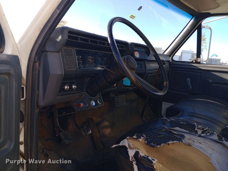 image for item DK7441 1994 Ford  F700 chipper truck