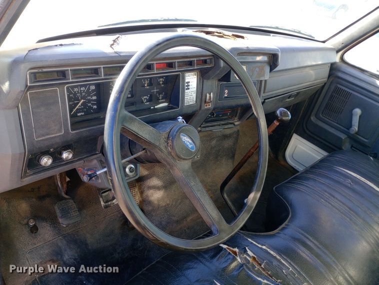 image for item DK7441 1994 Ford  F700 chipper truck