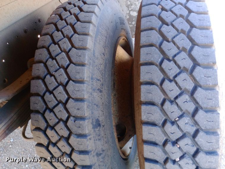 image for item DK7441 1994 Ford  F700 chipper truck