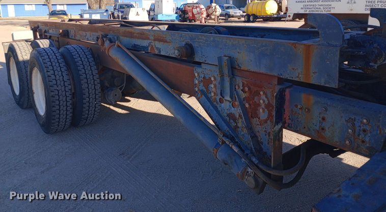 image for item DK7451 1979 International S2500 roll-off container truck