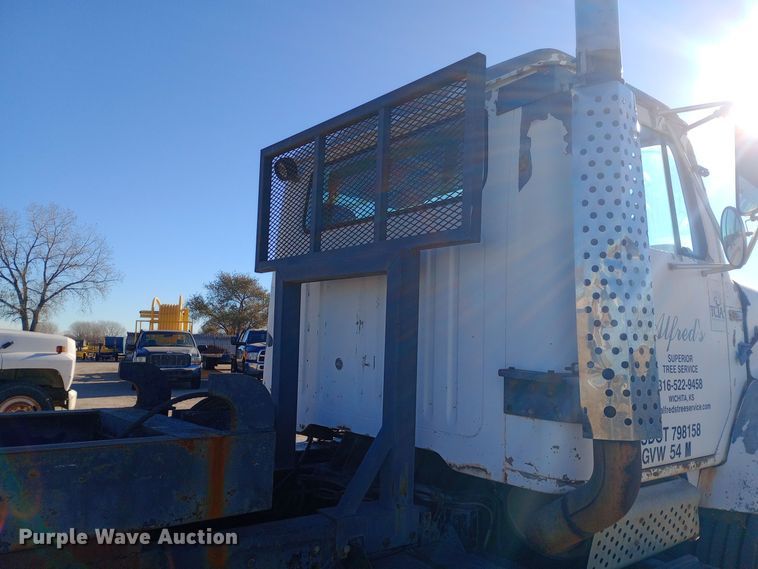 image for item DK7451 1979 International S2500 roll-off container truck