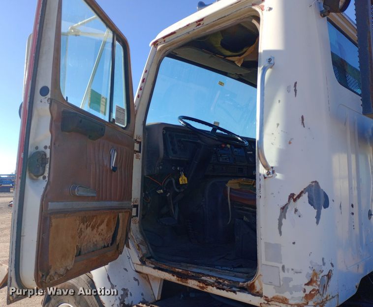 image for item DK7451 1979 International S2500 roll-off container truck