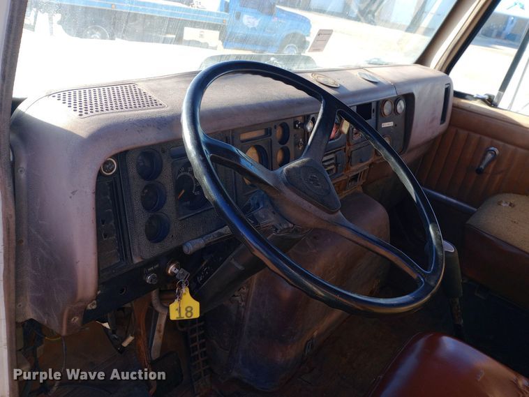 image for item DK7451 1979 International S2500 roll-off container truck