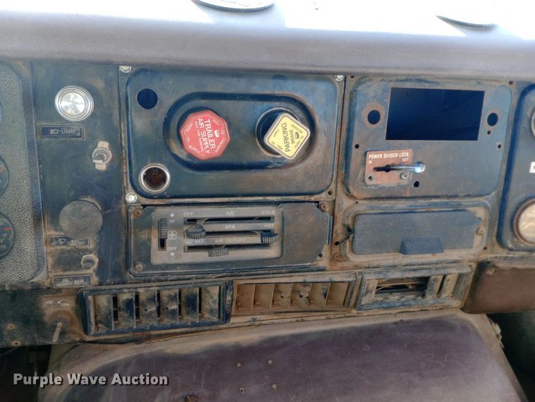 image for item DK7451 1979 International S2500 roll-off container truck