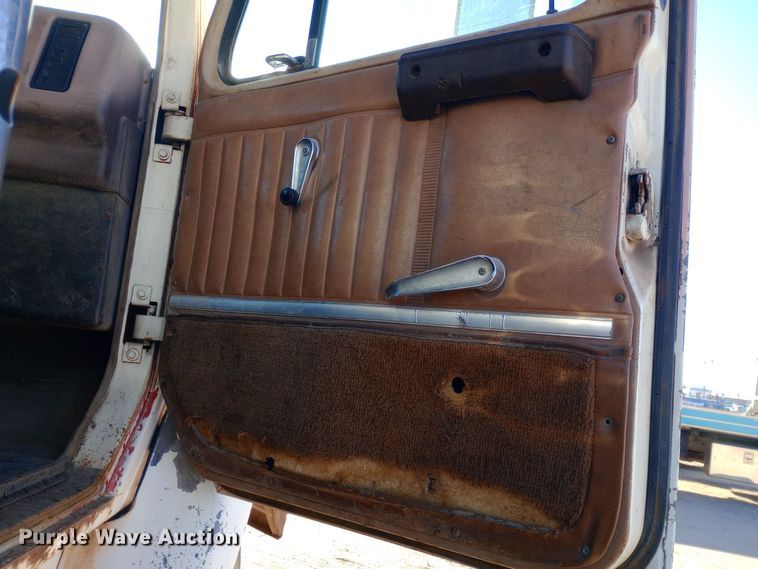 image for item DK7451 1979 International S2500 roll-off container truck