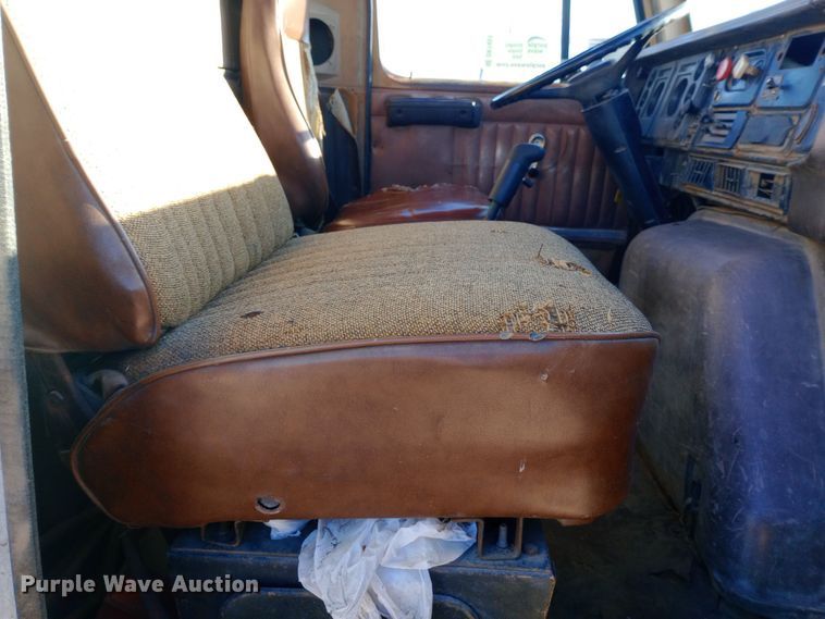 image for item DK7451 1979 International S2500 roll-off container truck