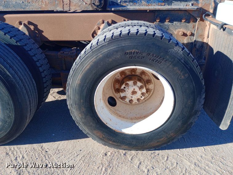 image for item DK7451 1979 International S2500 roll-off container truck