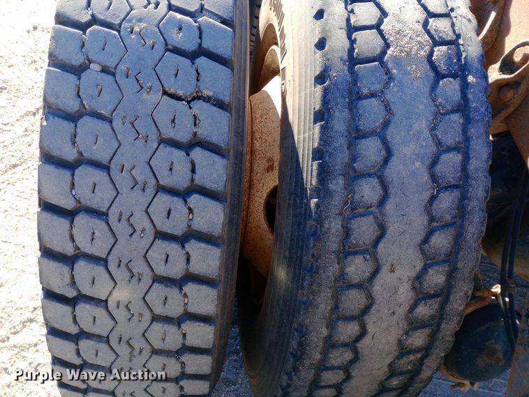 image for item DK7451 1979 International S2500 roll-off container truck