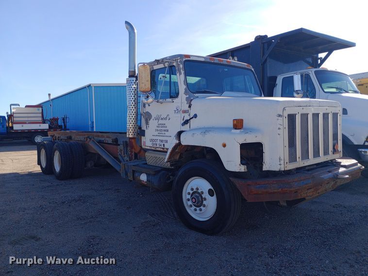 image for item DK7451 1979 International S2500 roll-off container truck