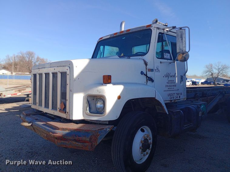 image for item DK7451 1979 International S2500 roll-off container truck