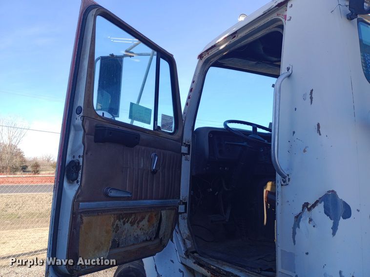 image for item DK7451 1979 International S2500 roll-off container truck