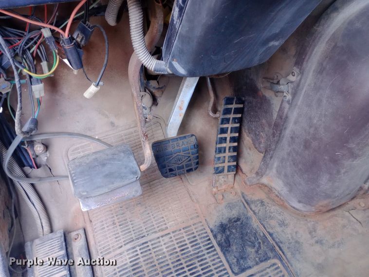 image for item DK7451 1979 International S2500 roll-off container truck