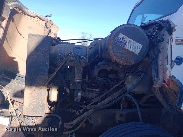 image for item DK7451 1979 International S2500 roll-off container truck