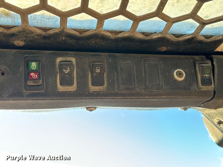 image for item DK7462 1999 Mustang 2070 skid steer loader