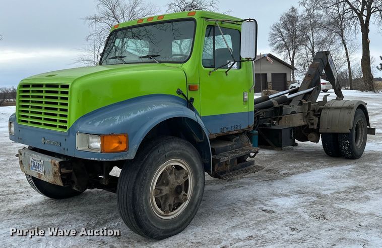 image for item DN0955 1993 International  4900 hook lift truck