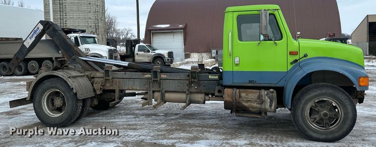 image for item DN0955 1993 International  4900 hook lift truck