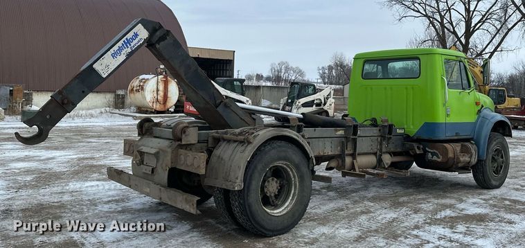 image for item DN0955 1993 International  4900 hook lift truck