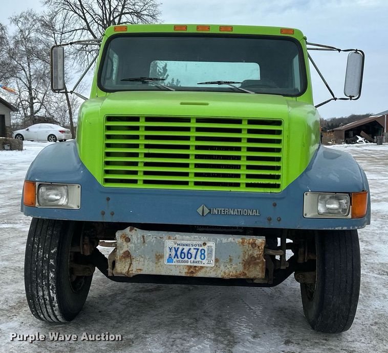 image for item DN0955 1993 International  4900 hook lift truck