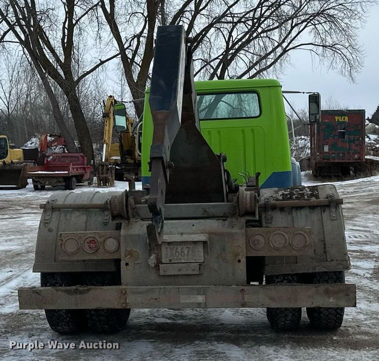 image for item DN0955 1993 International  4900 hook lift truck