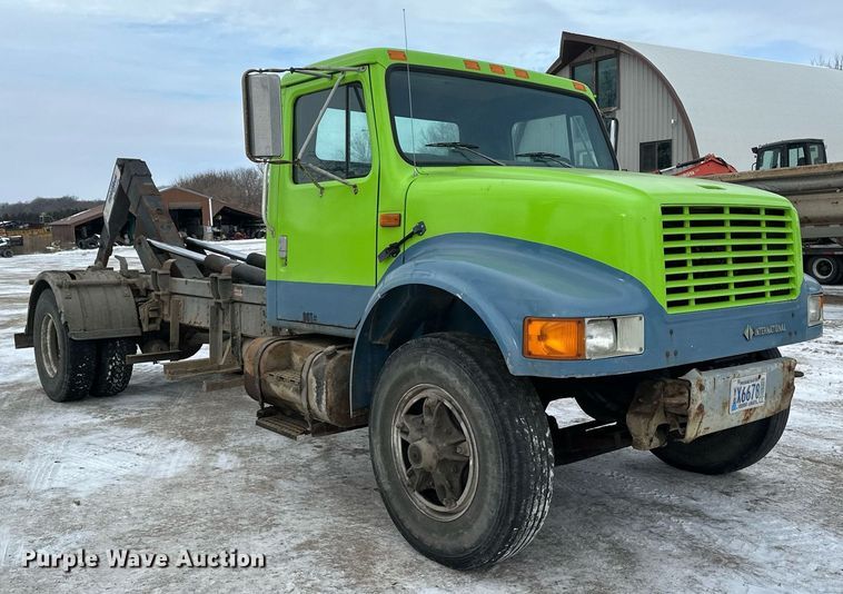 image for item DN0955 1993 International  4900 hook lift truck