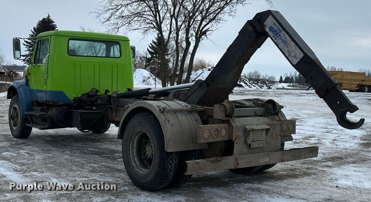 image for item DN0955 1993 International  4900 hook lift truck