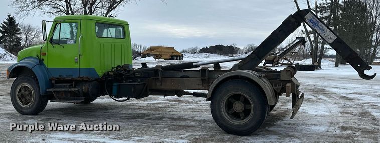 image for item DN0955 1993 International  4900 hook lift truck