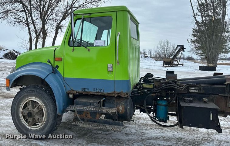 image for item DN0955 1993 International  4900 hook lift truck