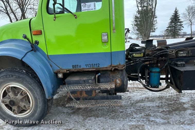 image for item DN0955 1993 International  4900 hook lift truck