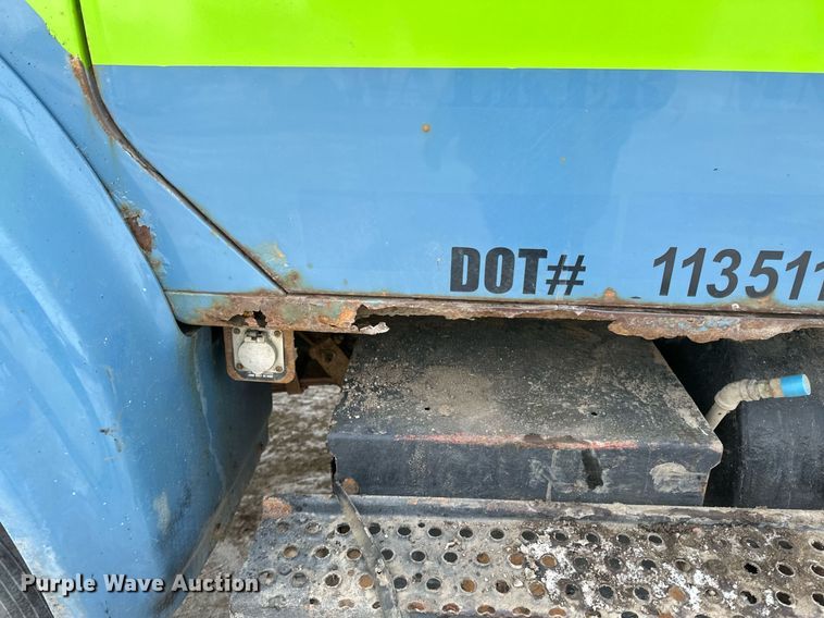 image for item DN0955 1993 International  4900 hook lift truck