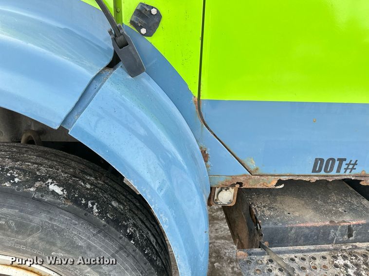 image for item DN0955 1993 International  4900 hook lift truck