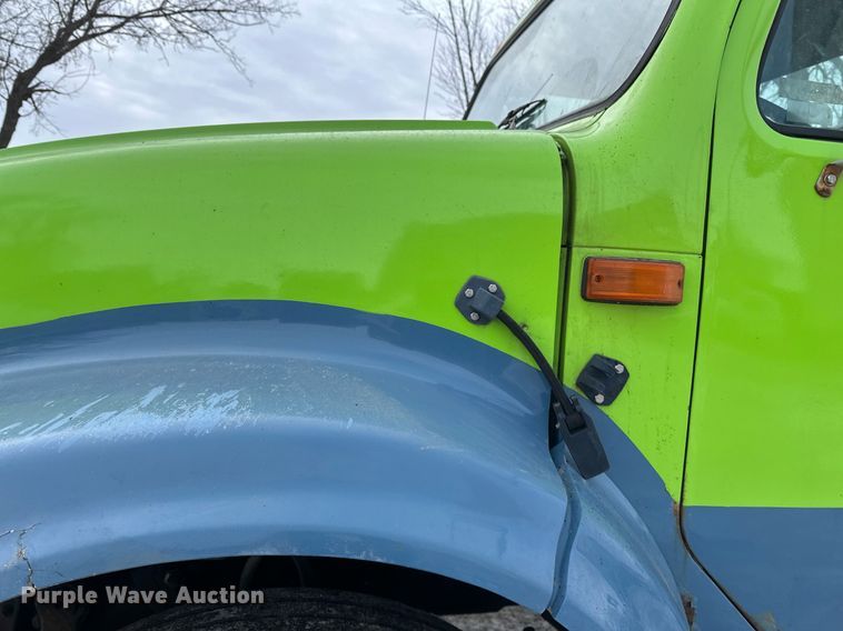 image for item DN0955 1993 International  4900 hook lift truck