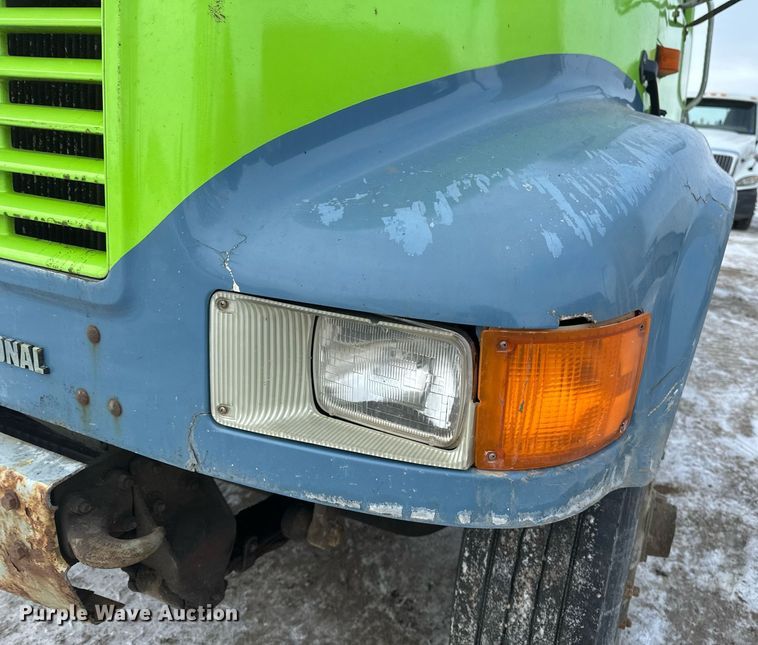 image for item DN0955 1993 International  4900 hook lift truck