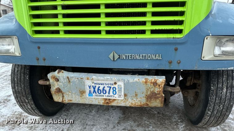 image for item DN0955 1993 International  4900 hook lift truck