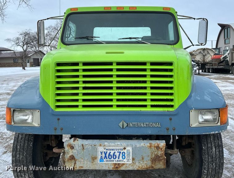 image for item DN0955 1993 International  4900 hook lift truck