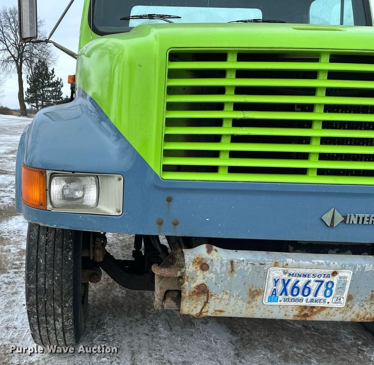 image for item DN0955 1993 International  4900 hook lift truck